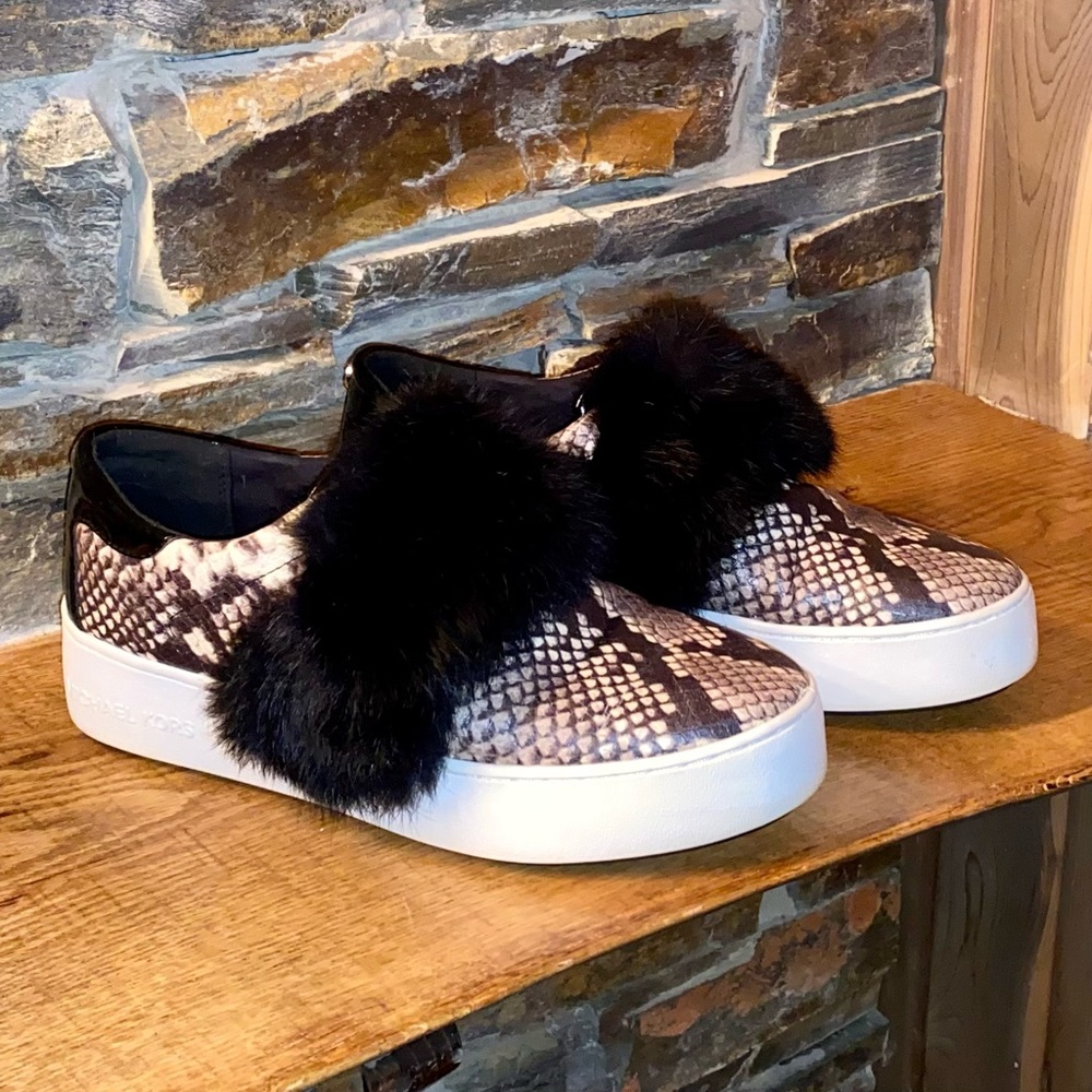 Super comfy cute shoes! Preowned & well loved! 🥰
